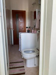 uma casa de banho com um WC branco e um lavatório. em Casa Vacanze Fabiola em Castellammare di Stabia