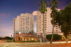 un grande edificio di hotel di notte con una strada di Hilton Long Beach Hotel a Long Beach