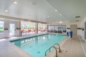 a large swimming pool in a building at Hilton Garden Inn Louisville East in Louisville