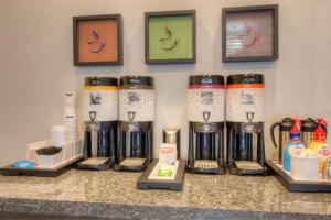 Příslušenství pro přípravu čaje a kávy v ubytování Hampton Inn Houston I-10 East, TX