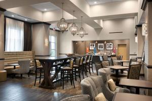 Hampton Inn and Suites Fort Mill, SC في فورت ميل: مطعم مع طاولة وكراسي كبيرة
