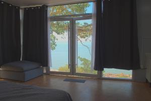 的住宿－Abitare Mezcala By Grupo Salazar，卧室设有海景大窗户