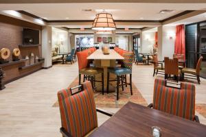 - une salle à manger avec une table et des chaises dans l'établissement Hampton Inn Minneapolis-Roseville,MN, à Roseville