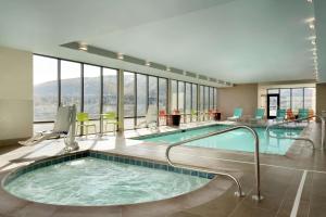 uma grande piscina num quarto de hotel em Home2 Suites By Hilton Richland em Richland