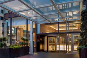 una entrada a un edificio con puertas de cristal en The Marquette Hotel, Curio Collection by Hilton, en Minneapolis