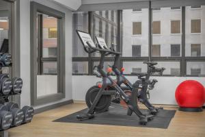 Fitness centrum a/nebo fitness zařízení v ubytování The Marquette Hotel, Curio Collection by Hilton