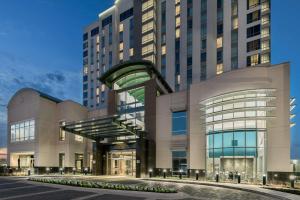 un rendimiento de un edificio con un edificio en Embassy Suites by Hilton Houston West - Katy en Houston