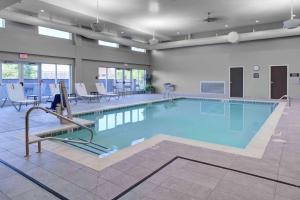 - une grande piscine dans un grand bâtiment dans l'établissement Homewood Suites By Hilton Lansing Eastwood, à Lansing