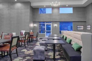 Homewood Suites By Hilton Lansing Eastwood tesisinde bir restoran veya yemek mekanı