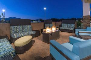 Posezení v ubytování Home2 Suites by Hilton Kingman
