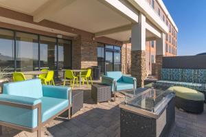 Posezení v ubytování Home2 Suites by Hilton Kingman