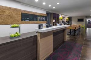 a restaurant with a counter with apples on it at Home2 Suites by Hilton Kingman in Kingman