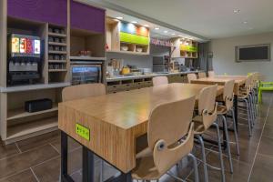 Kuchyň nebo kuchyňský kout v ubytování Home2 Suites by Hilton Kingman