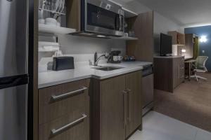 Kuchyň nebo kuchyňský kout v ubytování Home2 Suites by Hilton Kingman