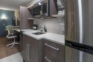 Kuchyň nebo kuchyňský kout v ubytování Home2 Suites by Hilton Kingman