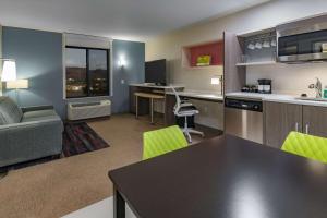 Kuchyň nebo kuchyňský kout v ubytování Home2 Suites by Hilton Kingman