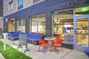 Tru By Hilton Raleigh Durham Airport的休息区