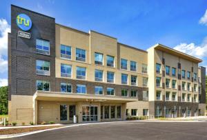 una imagen de un edificio de oficinas con un signo de gripe en él en Tru By Hilton Raleigh Durham Airport, en Morrisville