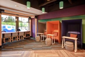 Tru By Hilton Raleigh Durham Airport的休息区