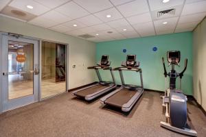 Tru By Hilton Raleigh Durham Airport的健身中心和/或健身设施