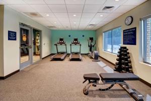 un gimnasio con cintas de correr y equipos de ejercicio en una habitación en Tru By Hilton Raleigh Durham Airport en Morrisville