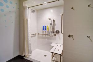 Tru By Hilton Raleigh Durham Airport的一间浴室