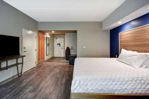 Tru By Hilton Raleigh Durham Airport的电视和/或娱乐中心