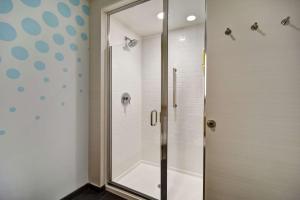 Tru By Hilton Raleigh Durham Airport的一间浴室