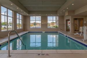 una piscina en una habitación de hotel con una gran ventana en Hampton Inn Bourbonnais Kankakee, en Bourbonnais