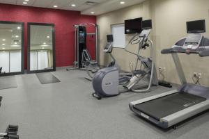 um ginásio com equipamento cardiovascular e uma passadeira em Home2 Suites By Hilton Fort Collins em Fort Collins