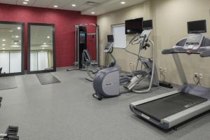 un gimnasio con equipo cardiovascular y cinta de correr en Home2 Suites By Hilton Fort Collins en Fort Collins