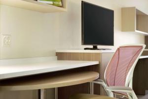 TV a/nebo společenská místnost v ubytování Home2 Suites By Hilton Fort Collins