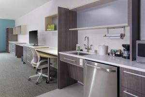 Kuchyň nebo kuchyňský kout v ubytování Home2 Suites By Hilton Fort Collins