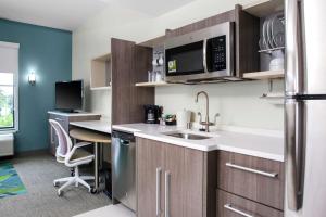 Kuchyň nebo kuchyňský kout v ubytování Home2 Suites By Hilton Fort Collins