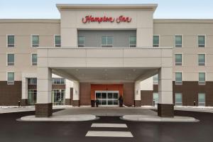 un edificio con un cartello sulla parte anteriore di Hampton Inn Brooklyn Park a Brooklyn Park