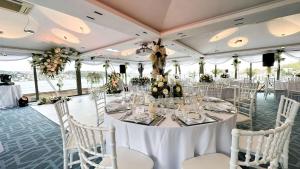 una sala per banchetti con tavoli bianchi e sedie bianche di Radisson Blu Bosphorus Hotel a Istanbul