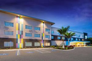 un edificio con un arco iris a su lado en Tru By Hilton Bradenton I-75, FL, en Bradenton