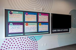 un tablón de anuncios con TV en la pared en Tru By Hilton Bradenton I-75, FL, en Bradenton