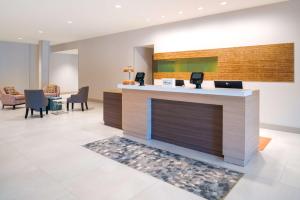 Home2 Suites By Hilton Brunswick في برونزويك: لوبي مستشفى مع كونتر استقبال