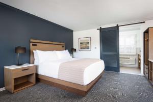 The Hadsten Solvang, Tapestry Collection by Hilton客房内的一张或多张床位