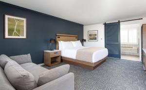 The Hadsten Solvang, Tapestry Collection by Hilton客房内的一张或多张床位