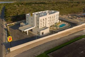 Bazén v ubytování Super 8 by Wyndham Manzanillo nebo v jeho okolí