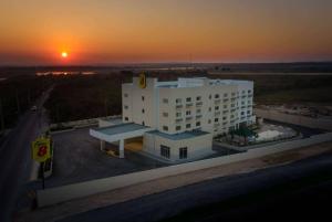 Východ nebo západ slunce při pohledu z hotelu nebo okolí