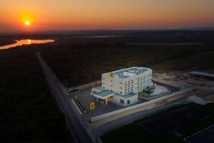 Východ nebo západ slunce při pohledu z hotelu nebo okolí