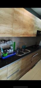 Η κουζίνα ή μικρή κουζίνα στο Cozy Umalas Guesthouse