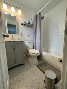 een badkamer met een toilet, een wastafel en een bad bij Cozy & Confy apt w/full kitchen for 4ppl in Fort Lauderdale