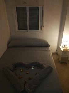 a bed with a heart made out of pins at Habitacion en Castilleja de la Cuesta in Castilleja de la Cuesta