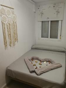 מיטה או מיטות בחדר ב-Habitacion en Castilleja de la Cuesta