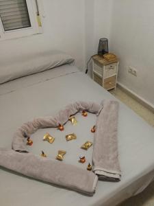 Un letto con delle campane d'oro sopra di Habitacion en Castilleja de la Cuesta a Castilleja de la Cuesta