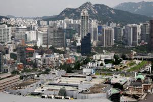 vista su una città con edifici e montagne di Four Points by Sheraton Josun, Seoul Station a Seul